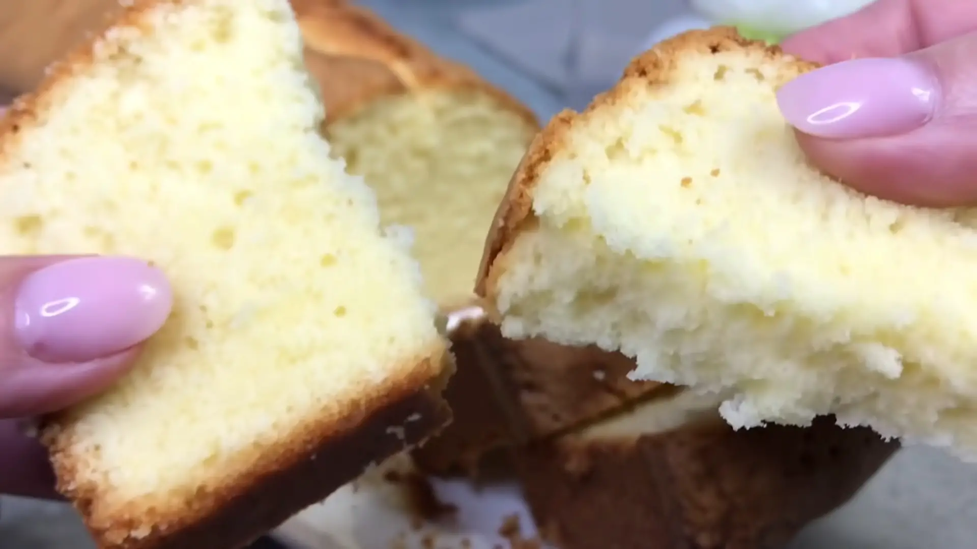 Uživajte u mekom i pahuljastom kolaču sa samo 4 sastojka - brz i ukusan recept!