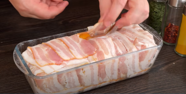Netradicionalna rolada od slanine s krumpirom, svinjskim fileom, sirom i jajetom