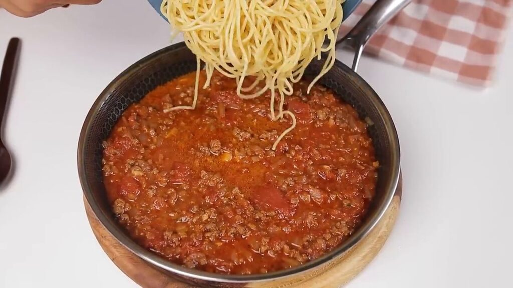 Špageti u umaku od rajčice s mljevenim mesom