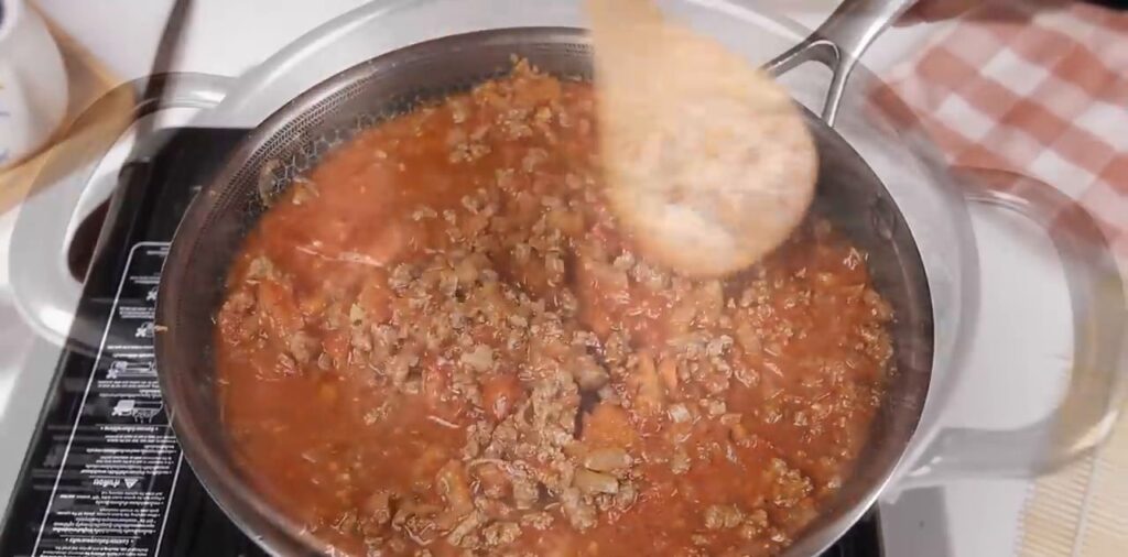 Špageti u umaku od rajčice s mljevenim mesom